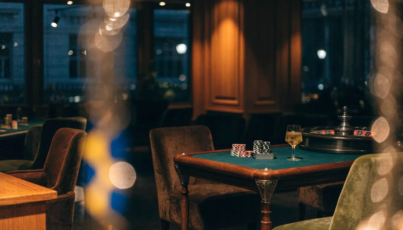 Elegant casinorum i Stockholm med grönt bord och marker