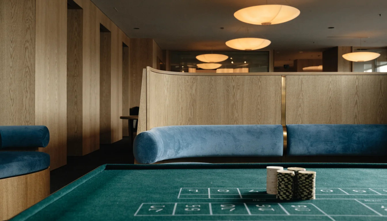 Elegant skandinavisk casinomiljö med roulettebord och marker i varm belysning